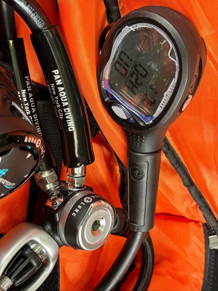 Aqua Lung i550 Dive Computer Bundle with Mikron Hose Assembly